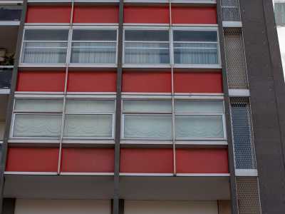 Balzano all'occhio in particolare le lastre rossicce porcellanate poste appena sotto le finestre